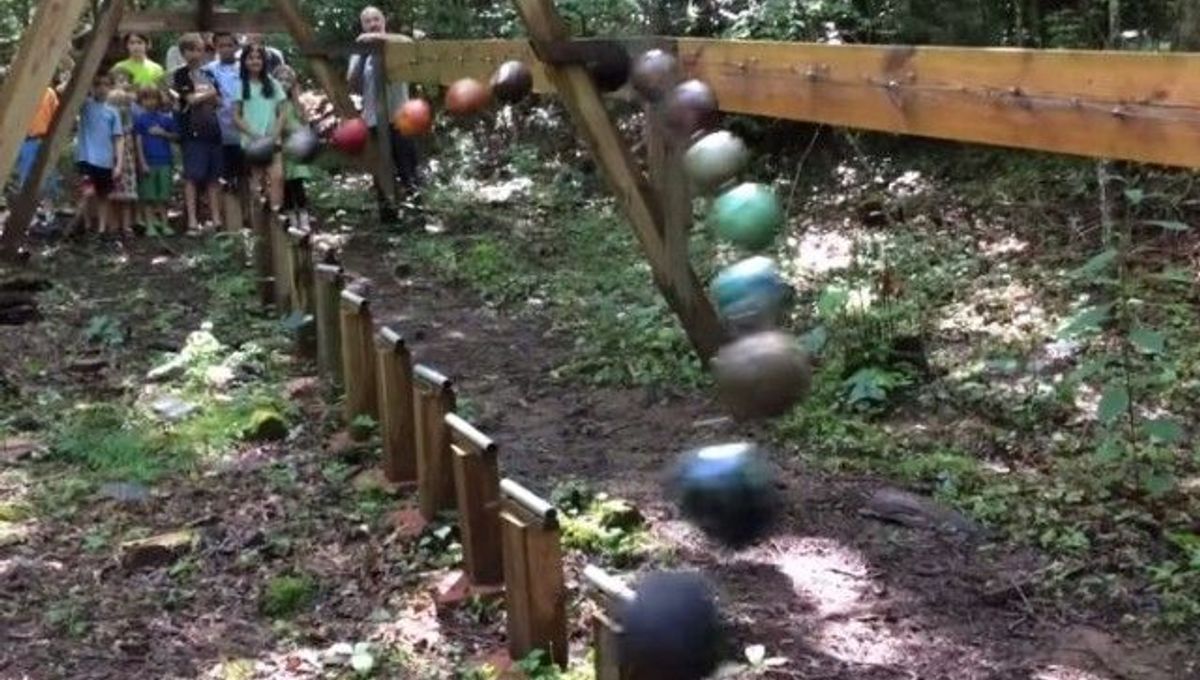 Bowling Balls Teach Principles of Physics With Pendulum Wave IFLScience
