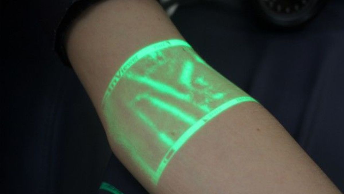 Device That Shows Your Veins In Bright Green Could Make Donating Blood