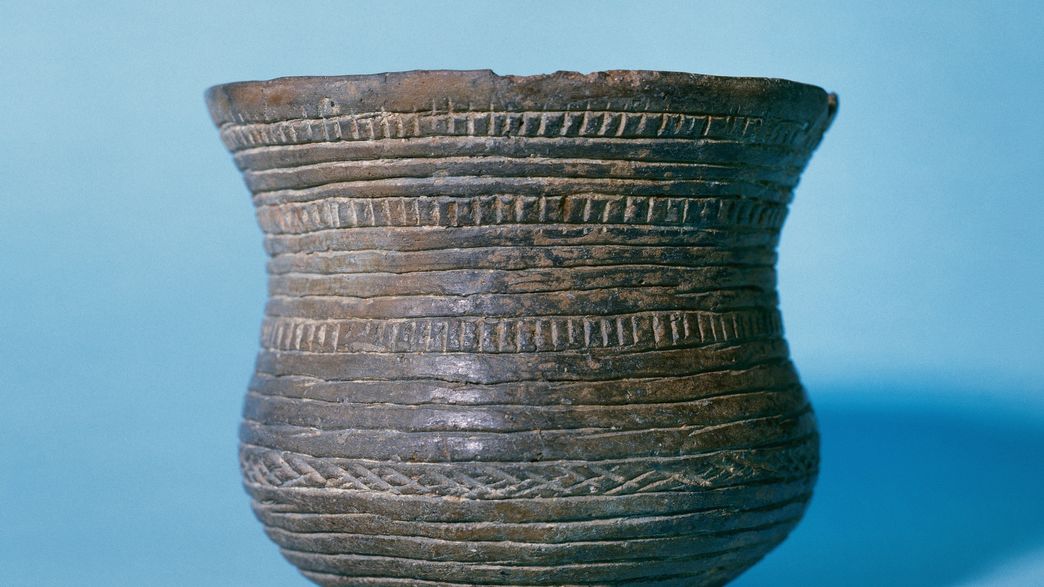 Ancient Pottery Reveals Mysterious Invasion Of Prehistoric Britain ...