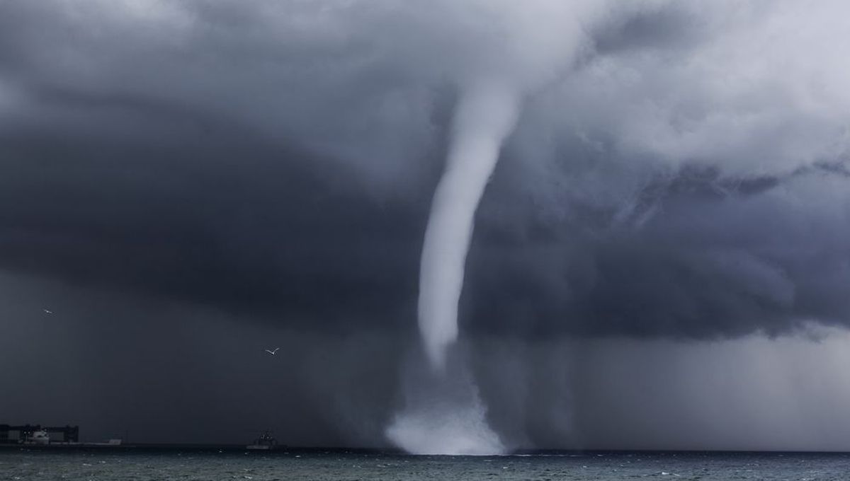what-are-waterspouts-and-how-do-they-form-an-expert-explains-iflscience