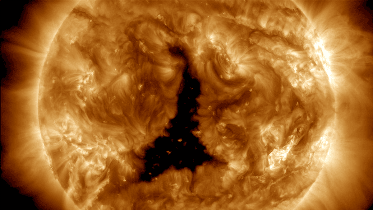 Large Hole In The Sun's Atmosphere Sends High-Speed Solar Wind Toward Earth