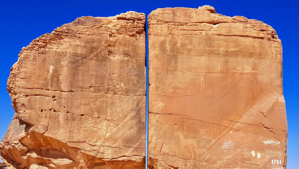 What Caused The Al Naslaa Rock Formation To Split In Two?