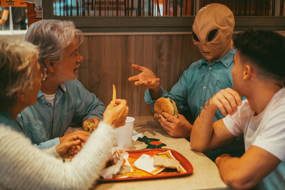 People Claim They Spotted Aliens At A Miami Strip Mall‚ And There's Obviously An Explanation