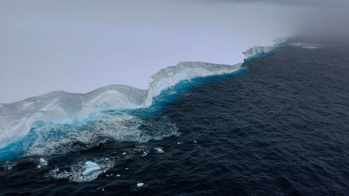 Watch The World's Biggest Iceberg Do A 360Â° Twirl In Antarctica
