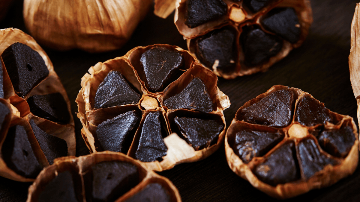 This Curious Black Garlic Doesn’t Give You Garlic Breath And Is Healthy Too