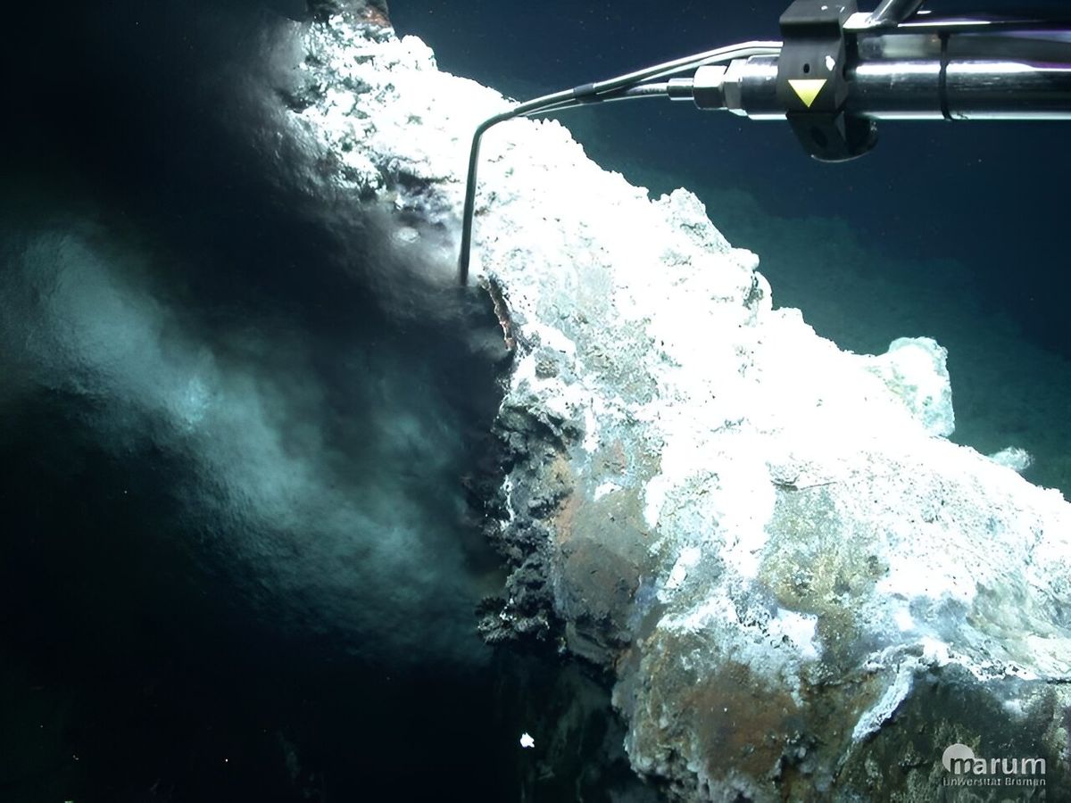 300°C Liquid Oozes From Chimney-Like Vents Deep Below Arctic Ocean