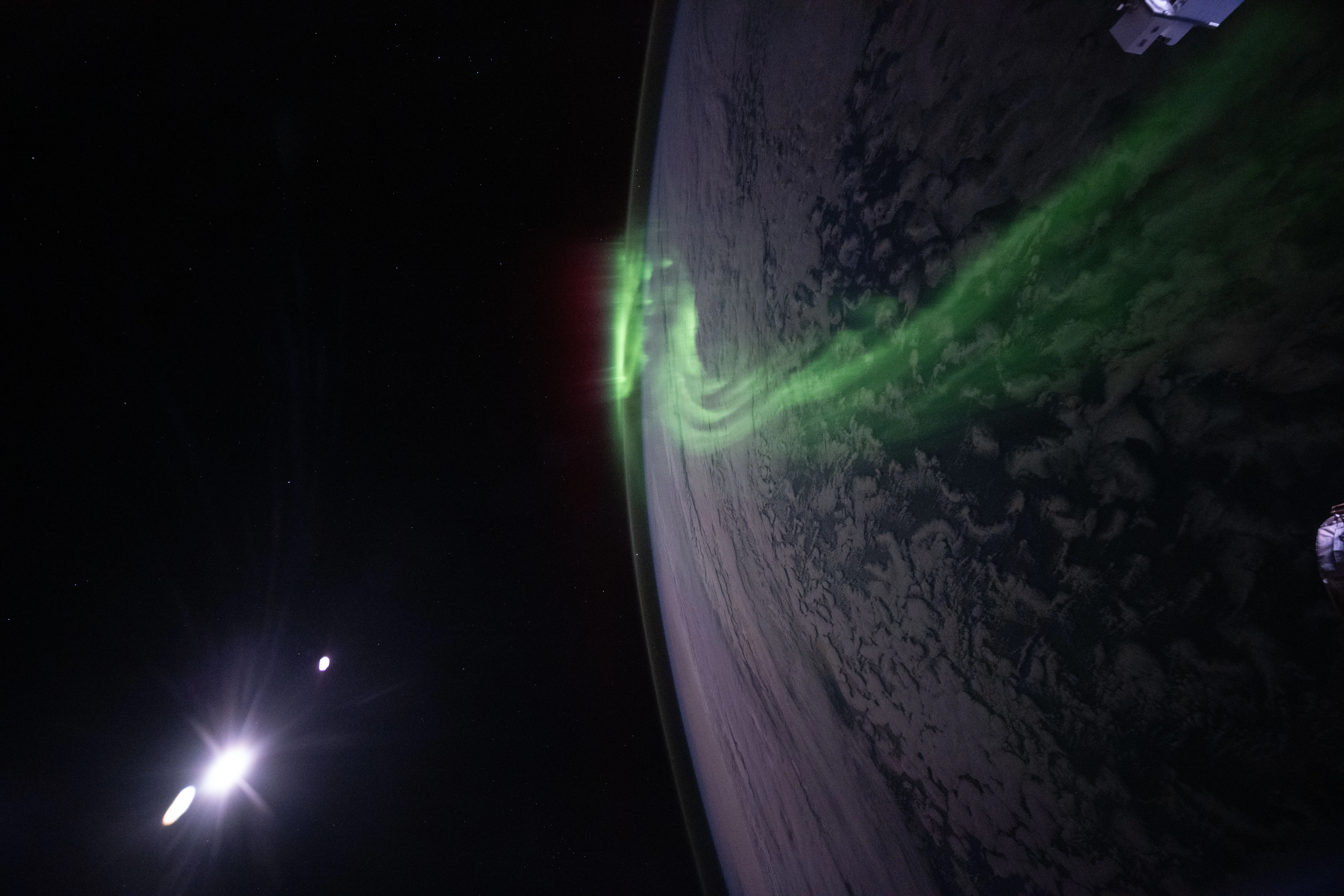 Gorgeous Aurorae Wrapping Around The Earth Seen By The ISS | IFLScience, image size:8256x5504