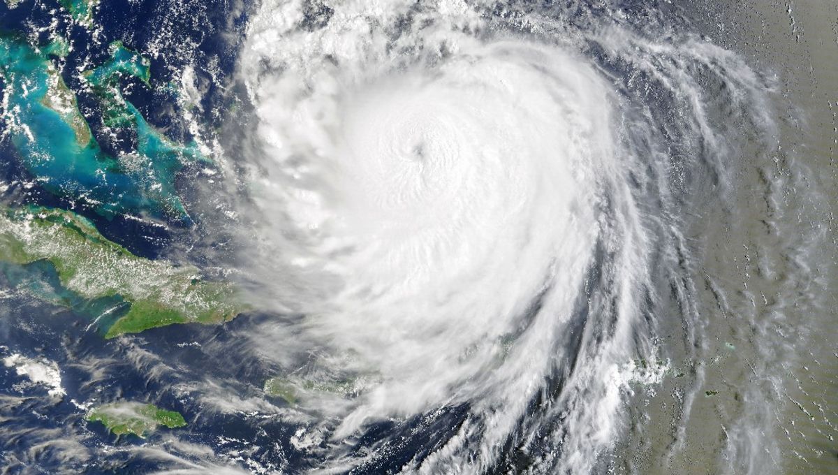 Gambar Satelit Menakjubkan Menunjukkan Jalur Badai Erin yang Memperkuat Diri ke Kategori 5