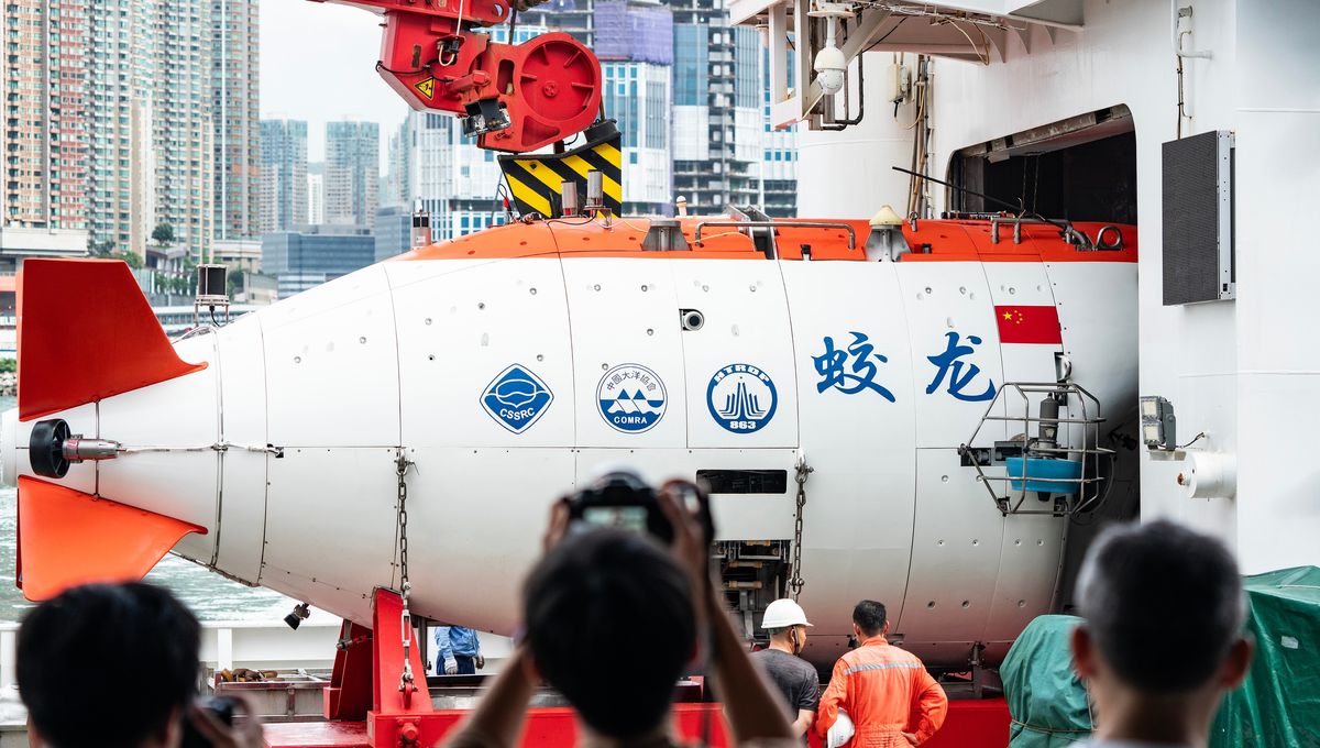 Cina Luncurkan Kapal Selam Berawak di Bawah Es Arktik untuk Pertama Kali