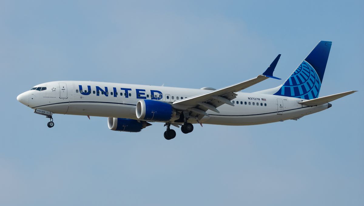 Penerbangan United Airlines Dialihkan karena Kaca Depan Retak – Apakah Debris Ruang Angkasa Penyebabnya?