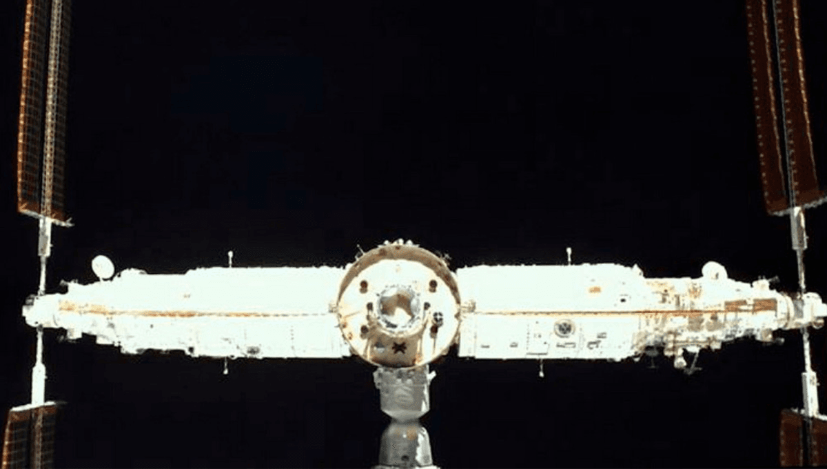 Tiga Astronot Terjebak di Luar Angkasa Setelah Kendaraan Mereka Terkena Sampah Antariksa