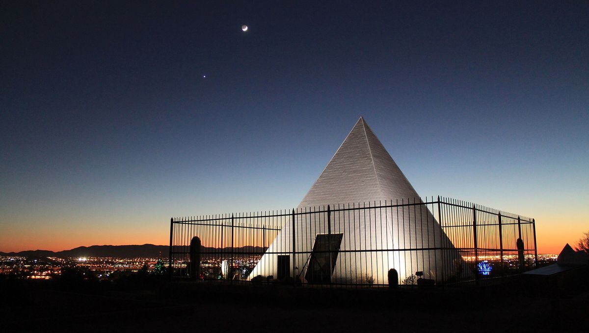 Mengapa Ada Piramida Putih Misterius di Arizona?