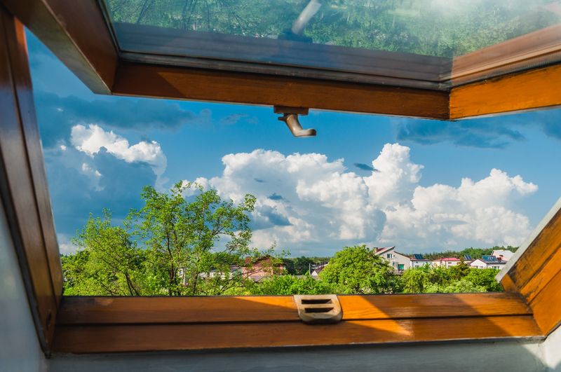 An open window, illustrating the German concept of Luften