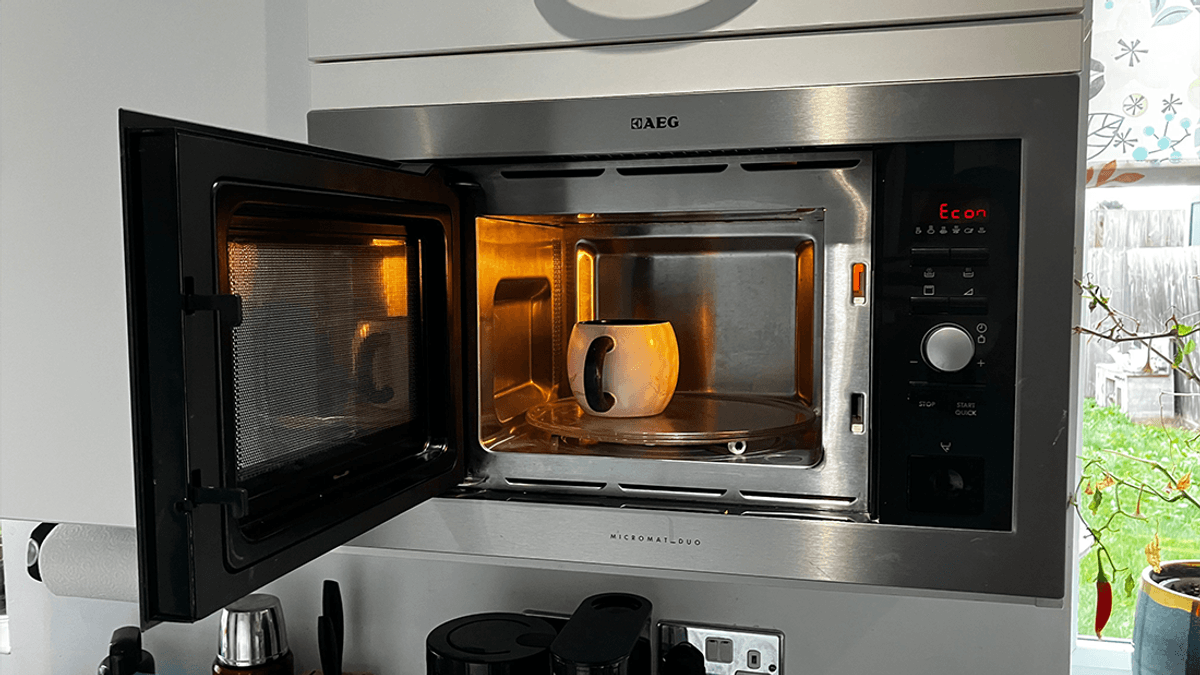 You May Believe This Widely Spread Myth About How Microwave Ovens Work