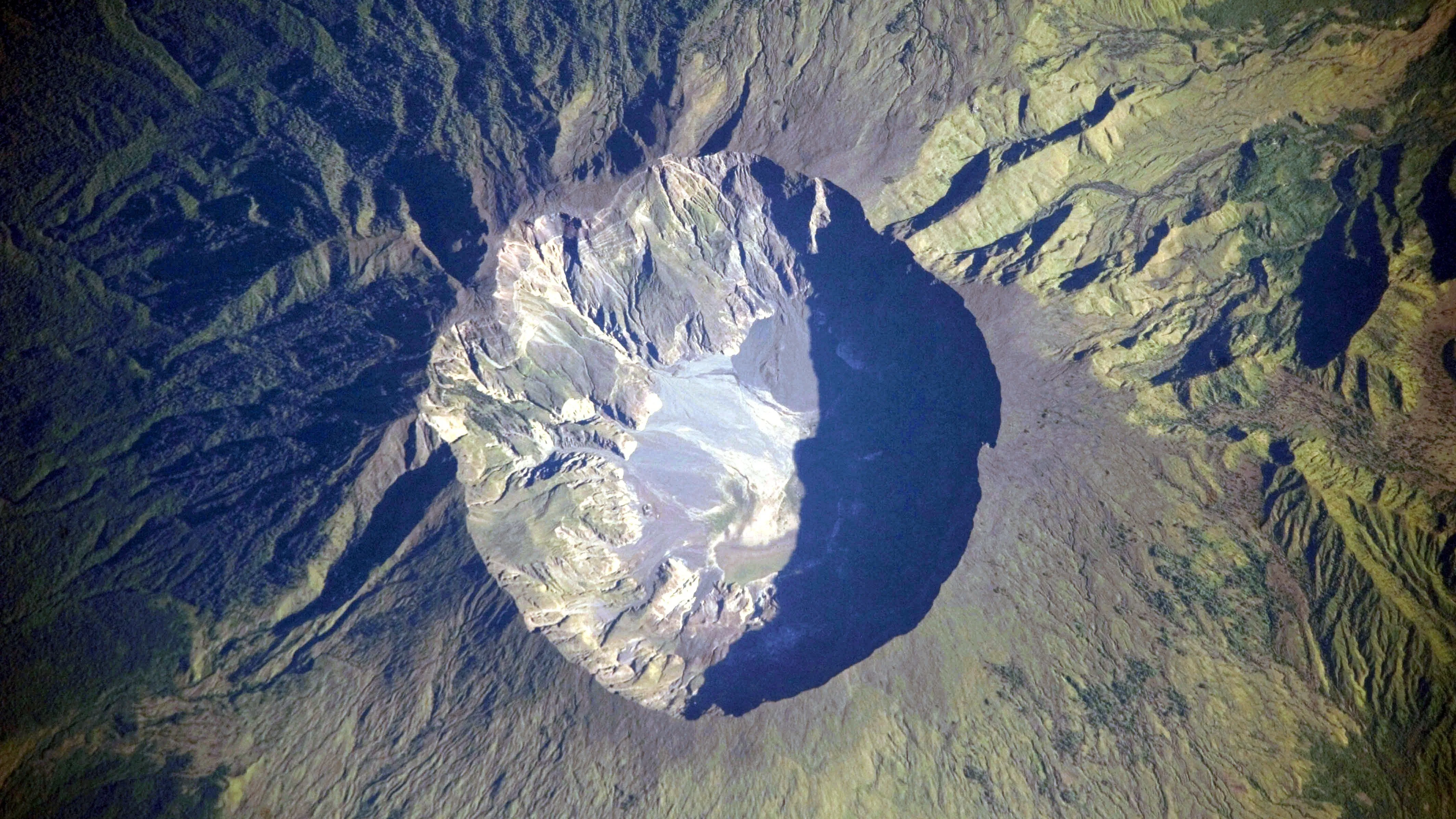 ハエンの山頂 mount-tambora-o.webp