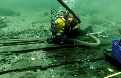 A diving archaeologist explores the wreck of a cog from the Middle Ages.