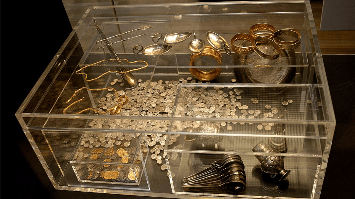 In 1992, A Man Looking For A Lost Hammer Accidentally Found An Ancient Roman Hoard Worth £1.75 Million