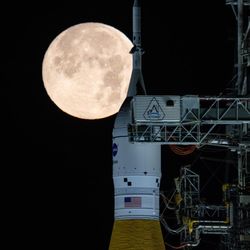 Artemis II's spacecraft with the Full Moon Behind it!