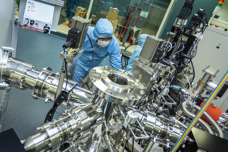 It takes a lot of fancy equipment and an ultra-clean room to fabricate even tiny quantum batteries.