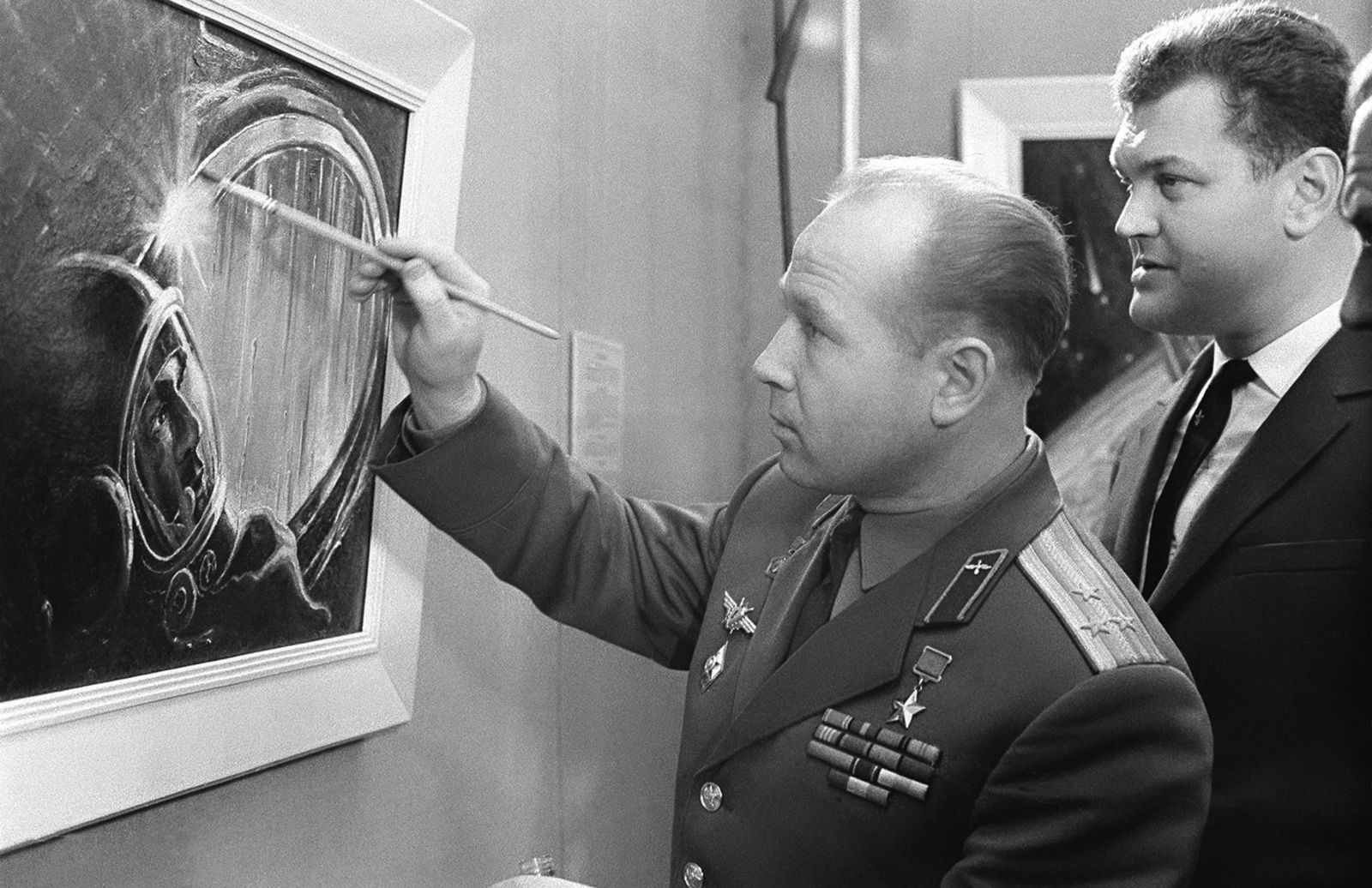 Leonov next to one of his paintings in 1968.