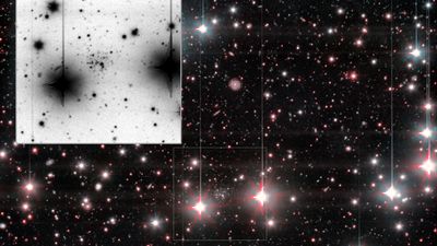 A starry field an an inset with inverted colors showing the presence of a small and distant group of stars.