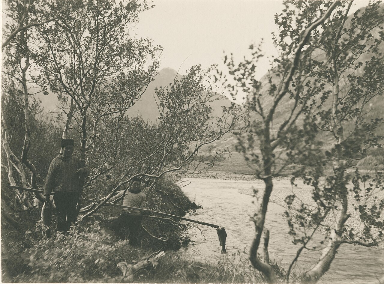 A sepia photo of salmon fishing in Qinngua valley, taken some time around the turn of the 19th into the 20th century.