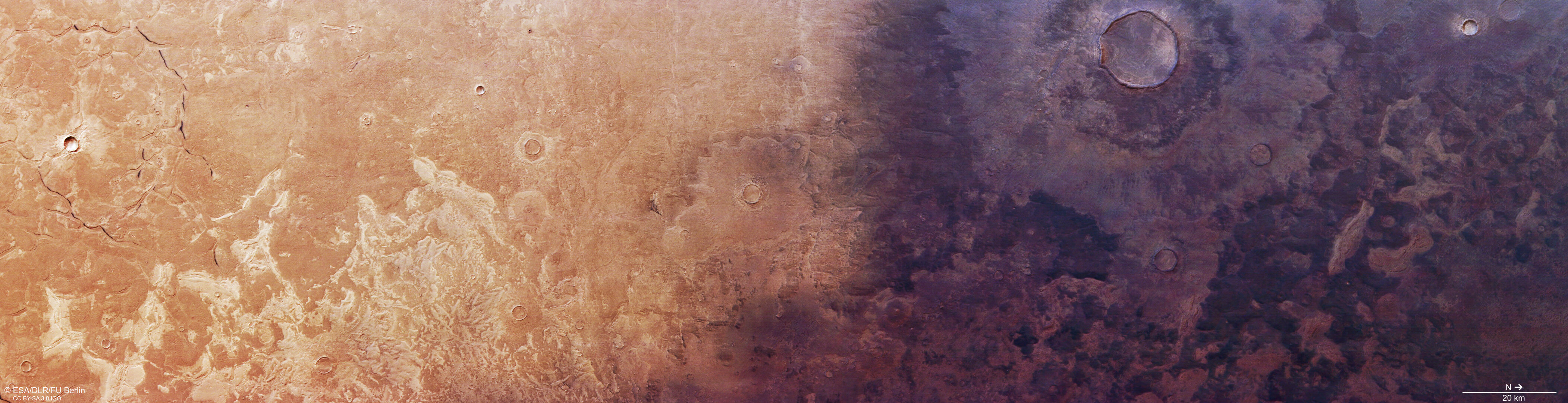 Yukarıdan görülen Mars yüzeyinin geniş bir görünümü. Manzara iki zıt yarıya bölünmüştür: Sol taraf daha açık renkte, hafif çıkıntılar ve çatlaklarla birlikte kumlu bej rengindeyken, sağ taraf daha koyu, kırmızımsı kahverengi ve daha yoğun kraterlerle kaplıdır. İki bölge arasındaki sınır düzensiz ve kademeli olup, sahne boyunca çarpıcı bir renk kontrastı yaratıyor.