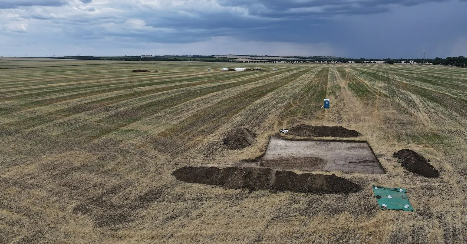 Drone footage of the excavation site: In the foreground, an area is visible that has just been stripped open by an excavator and waits to be excavated. Drone footage of the excavation site: In the foreground, an area is visible that has just been stripped open by an excavator and waits to be excavated.