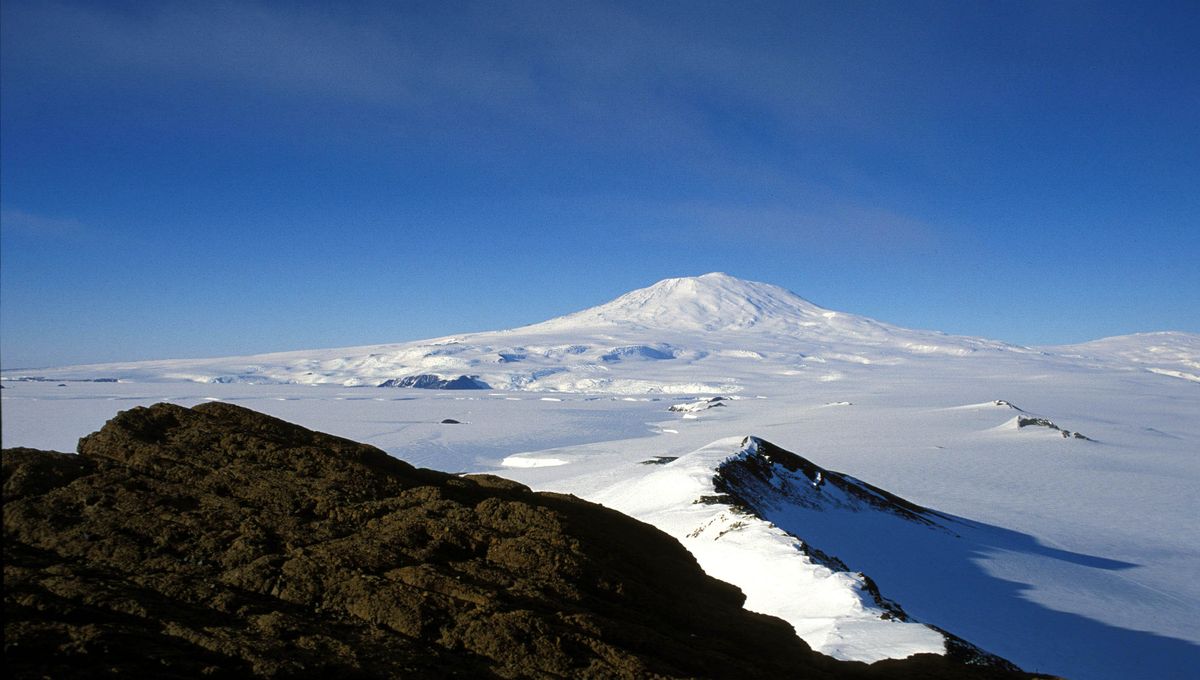O vulcão ativo mais meridional do mundo expele milhares de dólares em pó de ouro todos os dias