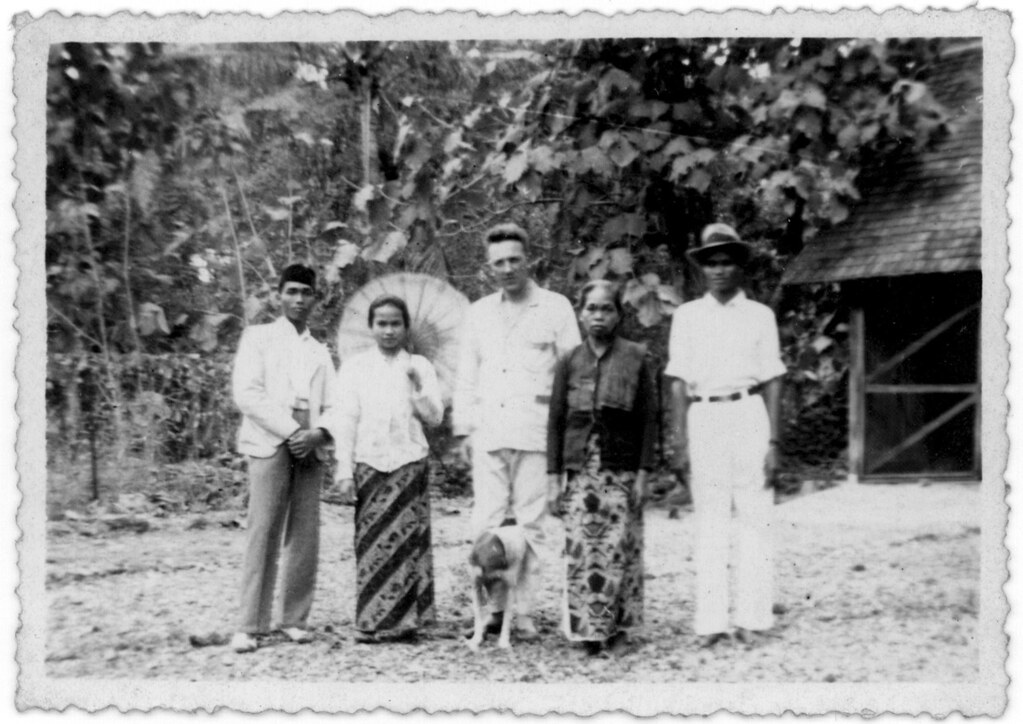 Oskar Speck posing with a group of people in an unknown location.