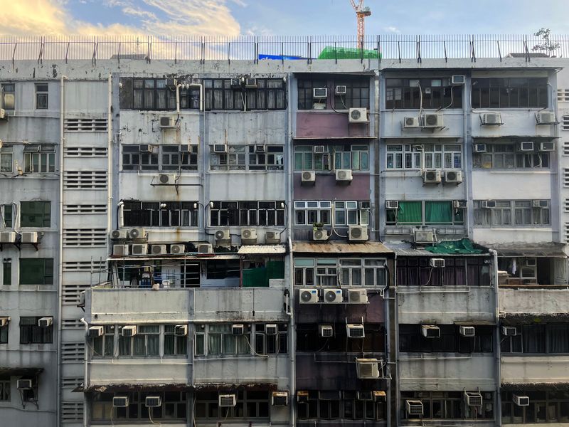 Photo view of a facade of a typical old ancient hk hong kong tower housing industrial buildings in Kowloon 