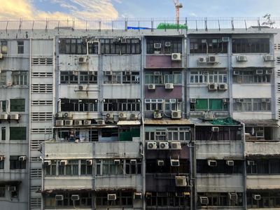 Photo view of a facade of a typical old ancient hk hong kong tower housing industrial buildings in Kowloon 