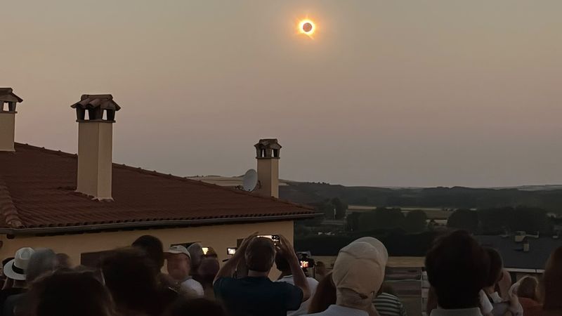 the total solar eclipse in Lerma with a frw people watching and taking pictures