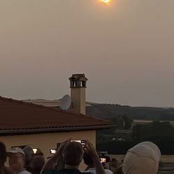 the total solar eclipse in Lerma with a frw people watching and taking pictures