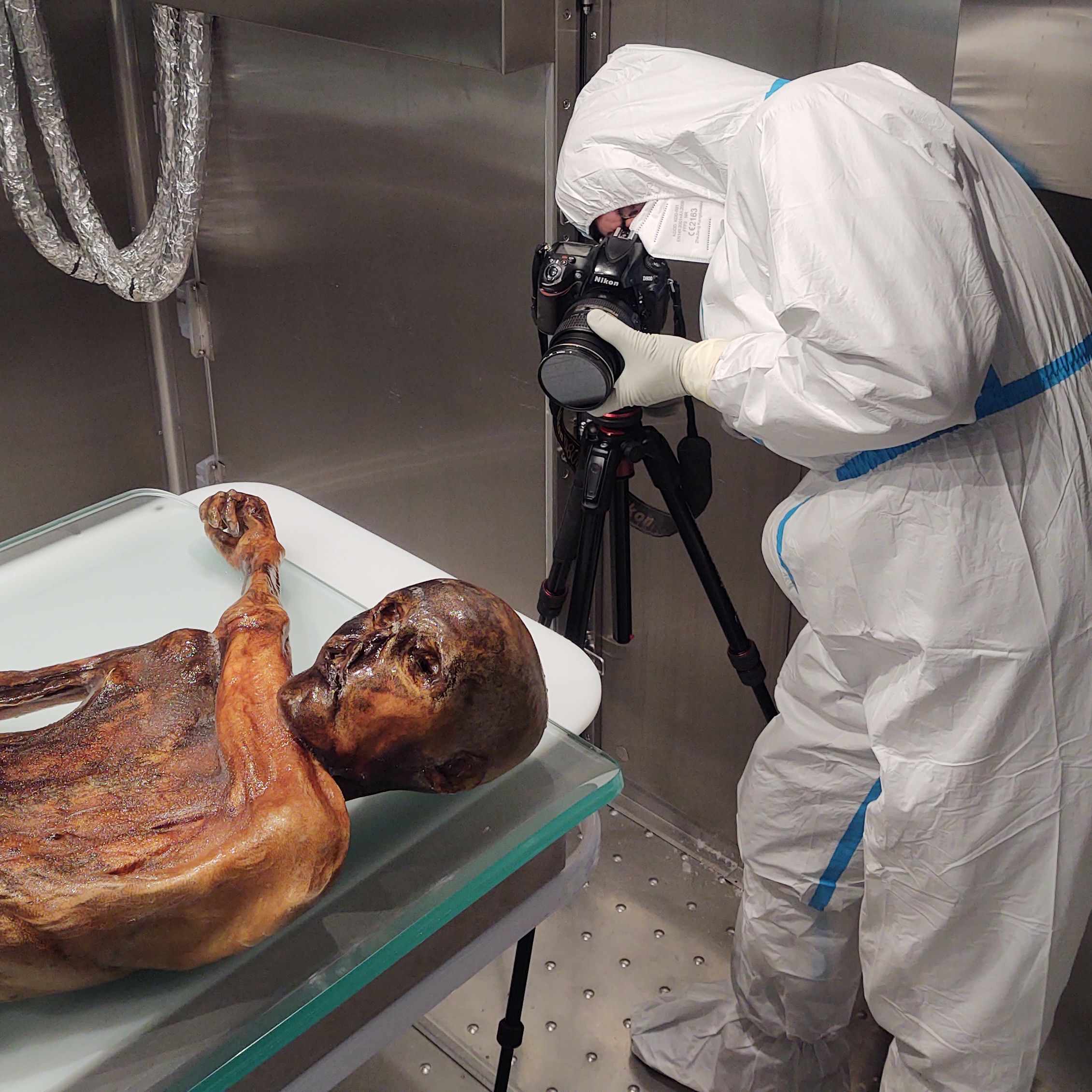 Image acquisition for the photogrammetry project in the Iceman research laboratory. Image acquisition for the photogrammetry project in the Iceman research laboratory.