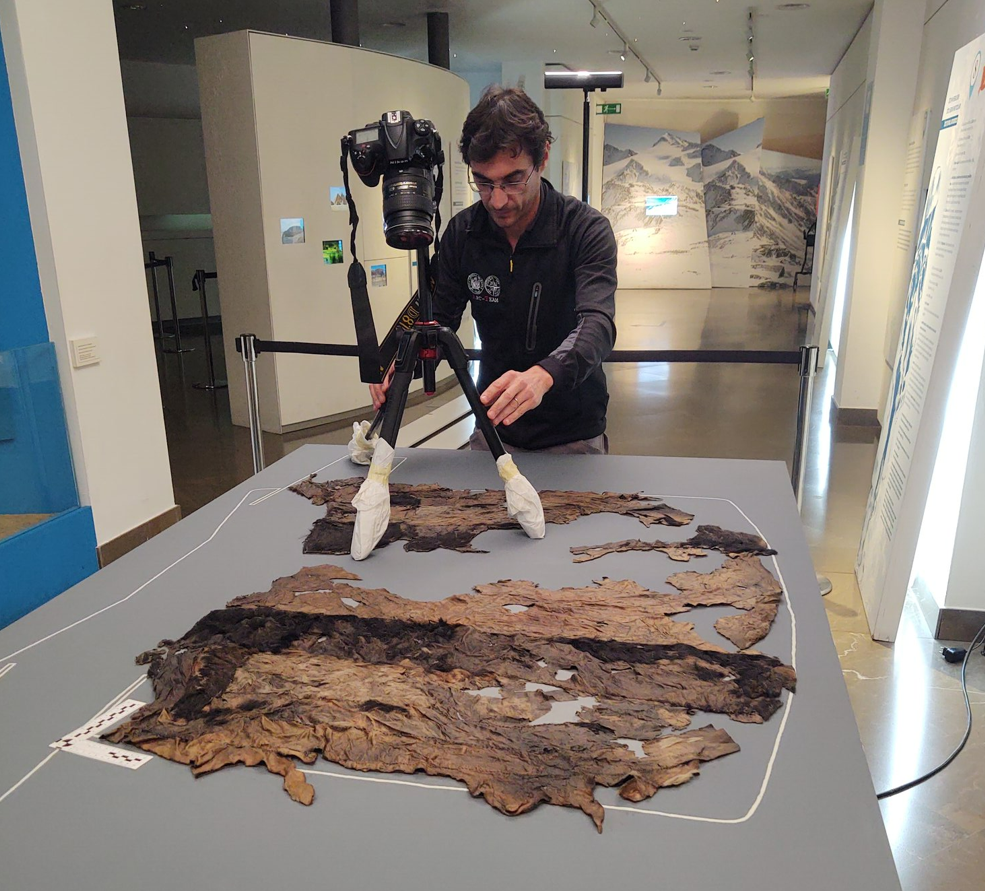 Image acquisition for the photogrammetry project on the Iceman’s associated finds. Image acquisition for the photogrammetry project on the Iceman’s associated finds.