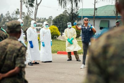 In Bunia, Ituri Province, WHO strengthened the capacities of members of the 32nd Military Region in infection prevention and control (IPC) following the confirmation of three positive Ebola cases in a detention facility. Activities included general information about the disease, alert identification and reporting, standard IPC precautions, PPE use and surface decontamination. A hygiene committee was also established to strengthen prevention and readiness to respond to potential cases.