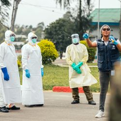 In Bunia, Ituri Province, WHO strengthened the capacities of members of the 32nd Military Region in infection prevention and control (IPC) following the confirmation of three positive Ebola cases in a detention facility. Activities included general information about the disease, alert identification and reporting, standard IPC precautions, PPE use and surface decontamination. A hygiene committee was also established to strengthen prevention and readiness to respond to potential cases.