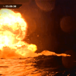 A still from recovery vehicle footage of Starship exploding on contact with the water in the northern Pacific.